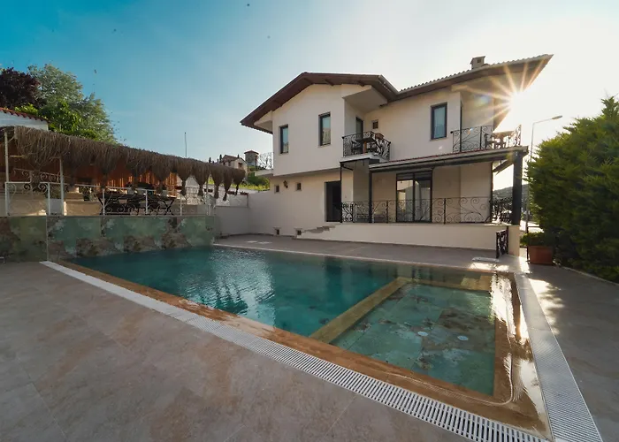 Hotel Cunda House Kuecuek 3*